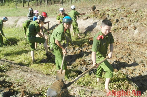 Đoàn viên Chi đoàn công an huyện tham gia tình nguyện