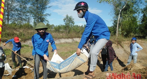 Các ĐVTN tích cực tham gia nạo vét kênh mương, làm sạch môi trường sống