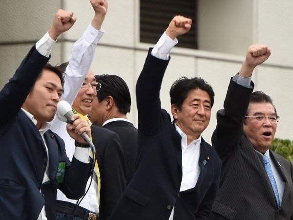 Thủ tướng Nhật Bản Shinzo Abe (ở giữa) trong chiến dịch tranh cử tại Tokyo ngày 9/7. (Nguồn: AFP)