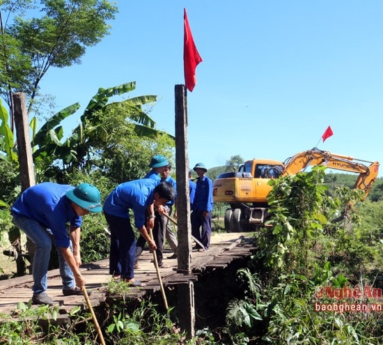 Đoàn thanh niên xã Thanh Thịnh ra quân phát quang cây cối khu vực xây dựng cầu Khe Mõ.