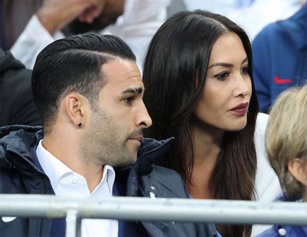 Adil Rami và máy bay đang mang bầu Sidonie Biémont mừng rõ khi gặp nhau.