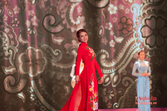 Võ Thị Thảo với phần thi trang phục áo dài truyền thống