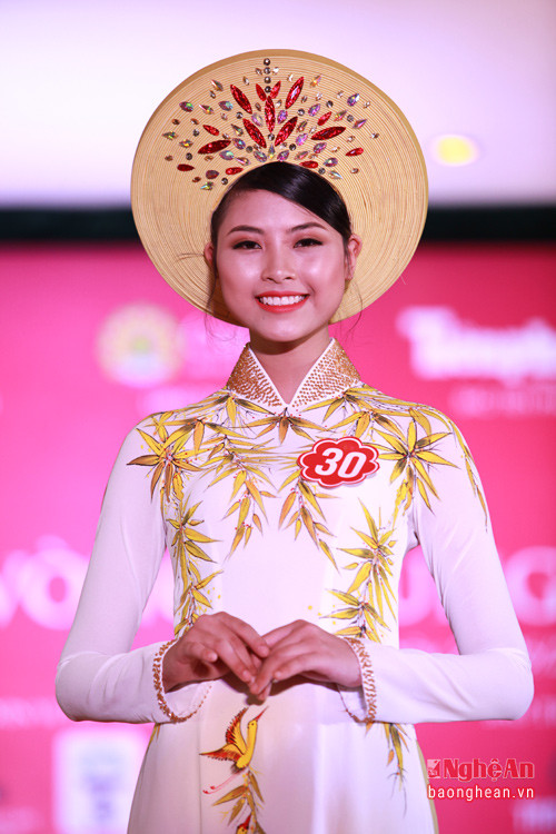Người đẹp Phố biển năm 2016 Đào Thị Hà.