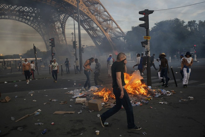 Bạo động dưới tháp Eiffel giữa trận chung kết Euro 2016 - ảnh thể thao