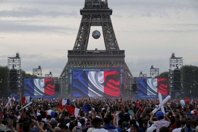 Bạo động dưới tháp Eiffel giữa trận chung kết Euro 2016 - ảnh thể thao