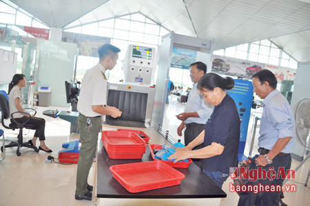 Kiểm tra hành lý tại Cảng hàng không quốc tế Vinh.