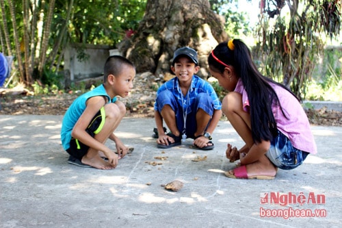 Dưới gốc đa là nơi vui chơi lý tưởng của trẻ em trong vùng