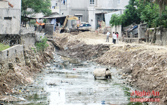 : Dự án nạo vét, mở rộng kênh Dâu (xã Sơn Hải) chậm, môi trường bị ô nhiễm nghiêm trọng
