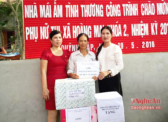 Ban thường vụ hội Liên hiệp phụ nữ thị xã tặng quà cho hội viên Nguyễn Thị Sáu ở xã Quỳnh Lập tại buổi trao mái ấm tình thương.