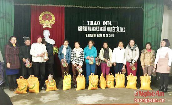 . Hội liên hiệp phụ nữ phường Quỳnh Phương kêu gọi các tổ chức, cá nhân trao tặng gần 100 suất quà tết cho hội viên nghèo, trẻ mồ côi, tàn tật dịp tết Nguyên Đán năm 2015