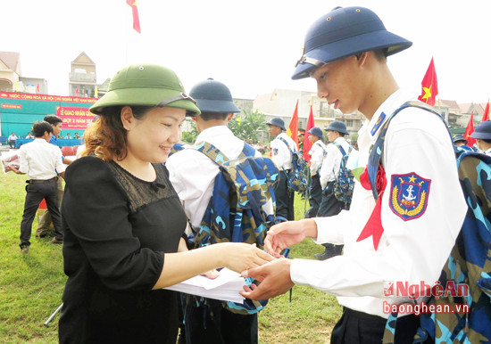 Chị Nguyễn Thị Vân – Phó chủ tịch Hội Liên hiệp phụ nữ thị xã Hoàng Mai tặng quà cho tuổi trẻ Hoàng Mai lên đường làm nhiệm vụ bảo vệ Tổ quốc.
