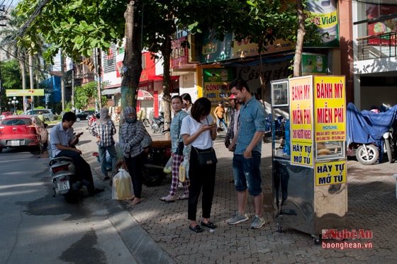 Tủ bánh mì từ thiện được đặt trên vỉa hè đường Lê Lợi (trước số nhà 09). Thời gian hoạt động từ sáng cho đến hết bánh mì.