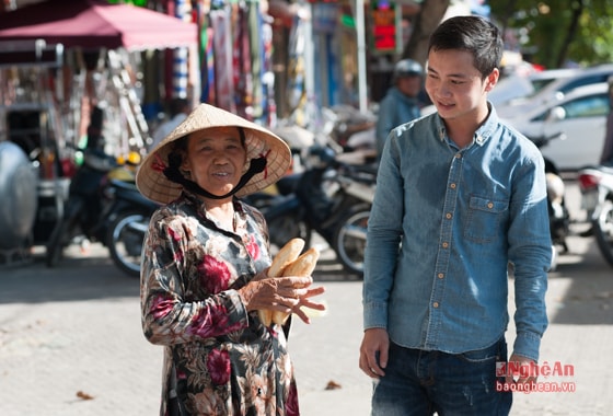 Mỗi ngày Quỹ bánh mì từ thiện 37 cung cấp 100 chiếc bánh mì và nước uống miễn phí cho người nghèo. Bánh mì được lấy từ lò có uy tín, chất lượng ATVSTP trong thành phố.