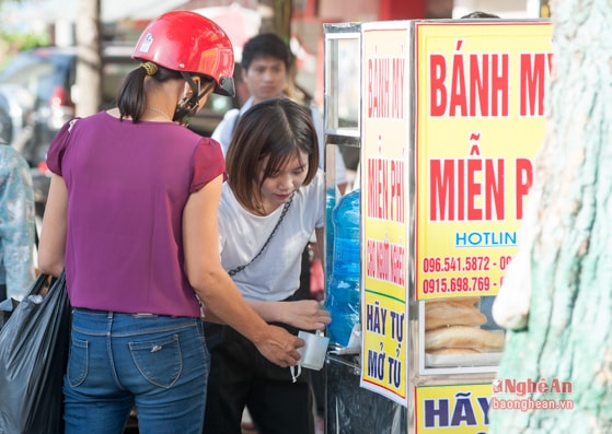 Ở tủ bánh mì từ thiện hiện có những tình nguyện viên nhiệt tình phục vụ.