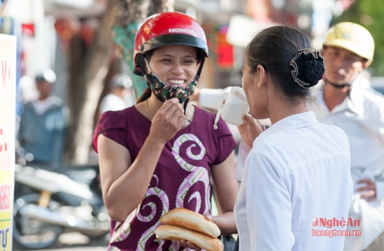 Ai có nhu cầu bánh mì, nước uống thì cứ tự nhiên đến lấy.