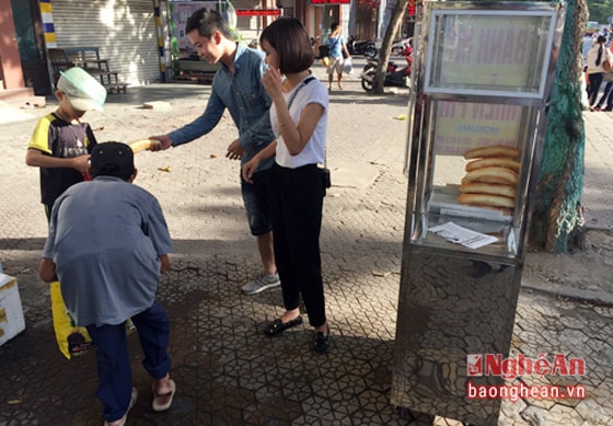 Được biết  “Quỹ bánh mì từ thiện 37” do các anh chị có lòng hảo tâm như Hoàng Quốc Kỳ, Phạm Hoàng, Vũ Thái Quảng, Nguyễn Minh Tuấn….lập nên.