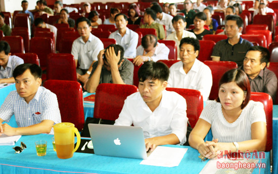 Các đại biểu tham dự cuộc tiếp xúc cử trị tại thị trấn Đô Lương.