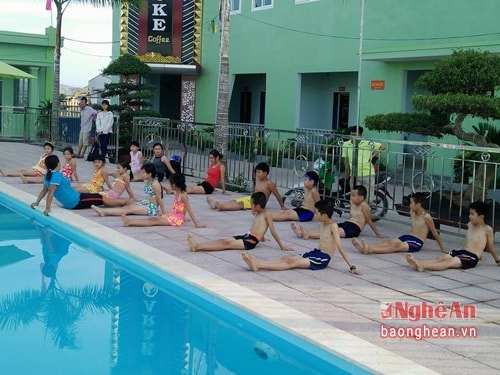 Giáo viên hướng dẫn các kỹ năng cơ bản cho các em