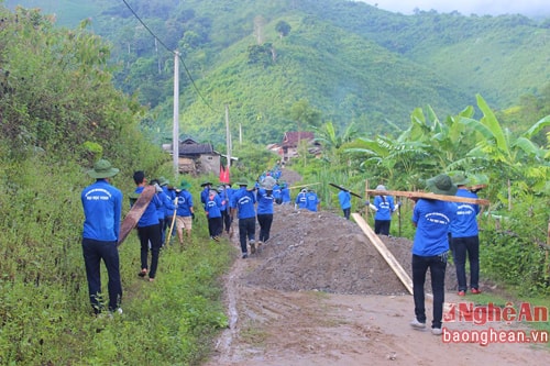 Công việc chính của đội sinh viên tình nguyện trường đại học Vinh tại bản Pủng là làm đường giao thông 