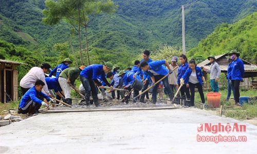 Thời tiết ở Tương Dương những ngày giữa tháng 7 nắng như đổ lửa, khiến công việc của các sinh viên tình nguyện trở nên vất vả hơn. 