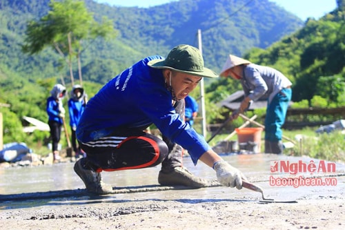 Đối với nhiều sinh viên, đây là lần đầu tiên họ trải nghiệm cảm giác làm việc dưới tiết trời nắng nóng như vậy. 