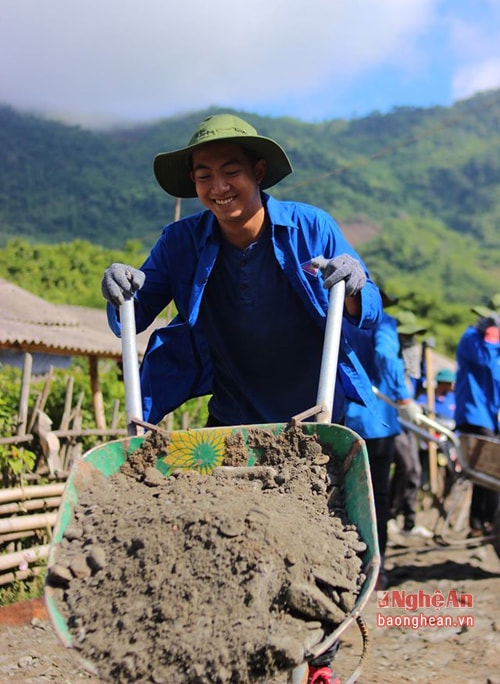 Và vẫn luôn nở nụ cười đầy nhiệt huyết của sức trẻ. 