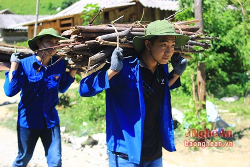 Tranh thủ kiếm củi để chuẩn bị cho bữa tối. 