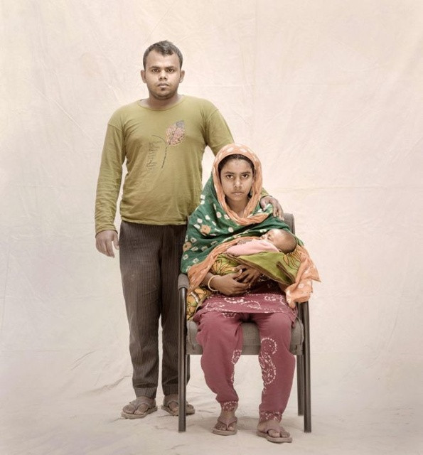 Bé Keya, 14 tuổi hiện đang sống với người chồng 21 tuổi Jahangir và con trai Rahim hai tháng tuổi tại một khu ổ chuột ở Bangladesh. Hai vợ chồng Keya yêu nhau và tự ý kết hôn khi cô mới 13 tuổi. Cô đã suýt chết vì mất máu khi sinh con. Keya chỉ đi học một năm do gia đình quá nghèo, thời gian còn lại cô ở nhà giúp đỡ bố mẹ các công việc gia đình.