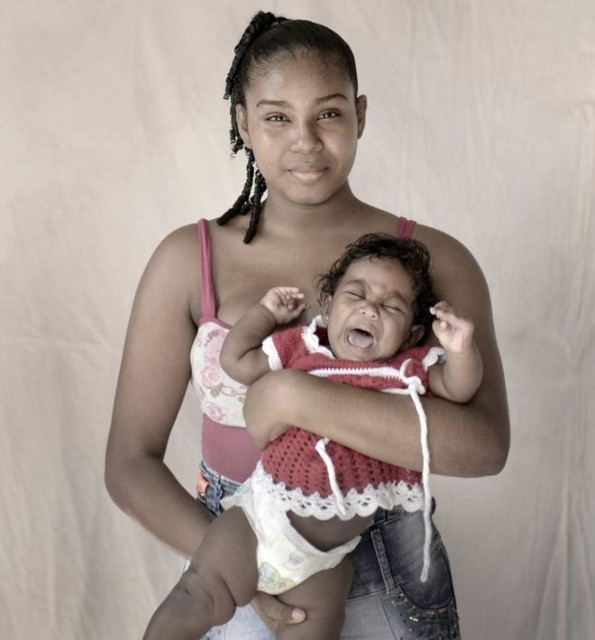 Ana, 15 tuổi hiện đang sống với con gái cô là bé Karen mới 4 tháng tuổi, cùng với cha mẹ và hai người chị trong một khu phố nổi tiếng bạo lực ở Colombia. Cô có thai với bạn trai khi mới học lớp tám nhưng bạn trai đã nhanh chóng bỏ trốn ngay sau đó. Ana bị chứng tiền sản giật trong ba tháng cuối mang thai và phải nhập viện khẩn cấp.