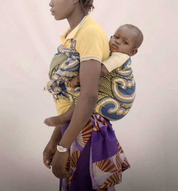 Cô gái trẻ 15 tuổi Aissa đang sống với con gái 13 tháng tuổi, mẹ và hai chị tại một vùng nông thôn Burkina Faso. Aissa bị giáo viên của mình xâm hại và mang thai. Người thầy làm hại cô chỉ bị đình chỉ dạy trong một năm. Aissa cho biết giáo viên của cô liên tục gọi điện đến gặp riêng và đe dọa cô sẽ gặp rắc rối nếu không đến. Cuối cùng cô đã đến xem kết quả bài thi và bị hãm hiếp.