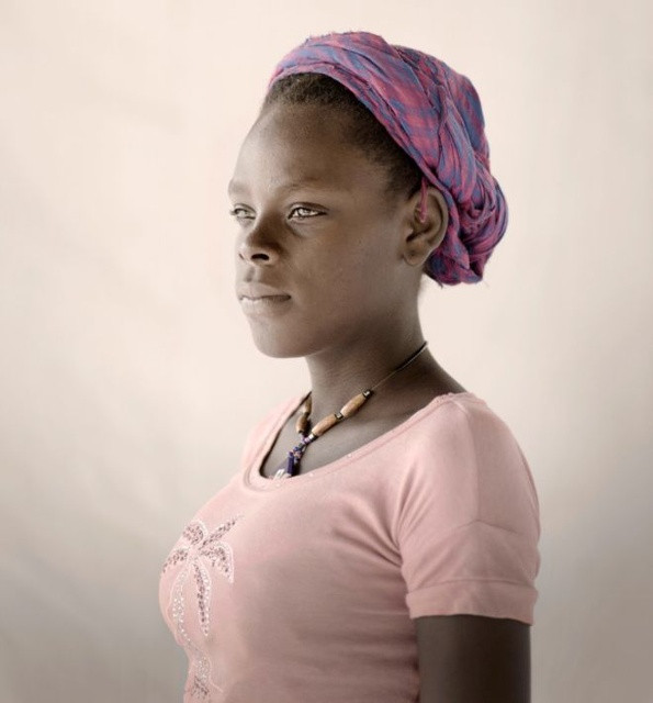 Elianne hiện đang sống với cha và hai em trong một trang trại dành cho người di tản sau trận động đất ở Haiti năm 2010. Cô mang thai với bạn trai và phải nghỉ học sau đó. Không may là cô sinh non sau 7 tháng và con trai cô đã chết ngay khi sinh.