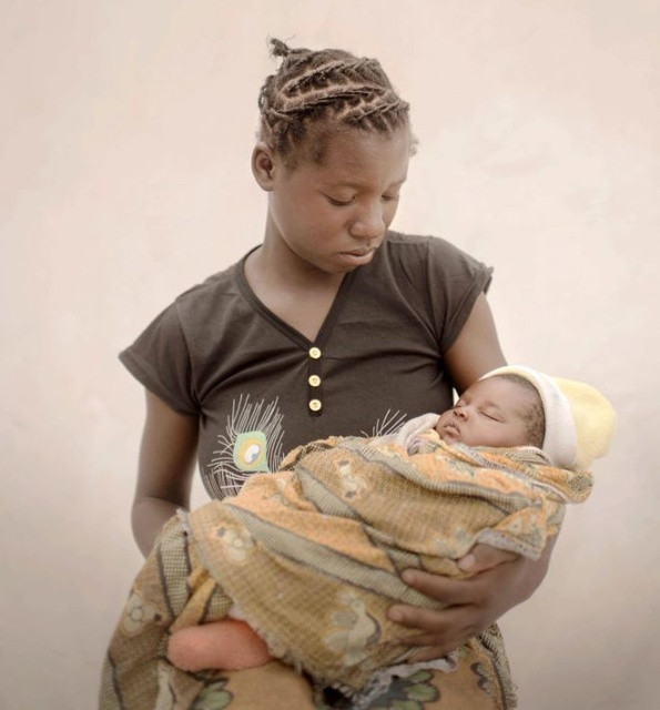 Mulenga hiện đang sống cùng với con gái, cha mẹ, mẹ kế và 10 anh chị em trong một ngôi làng hẻo lánh ở Zambia. Cô mong muốn đi học để trở thành bác sĩ nhưng ước mơ đã phải dừng lại khi cô biết mình có thai.