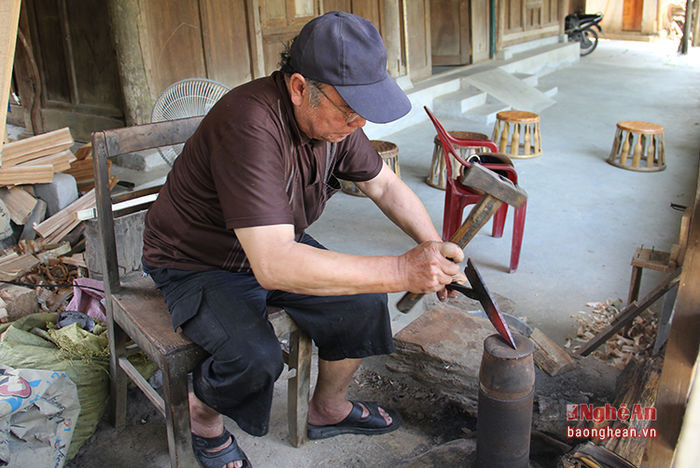 Người thợ rèn phải nung và tán liên tục, một cách đều đặn trong quá trình rèn dao