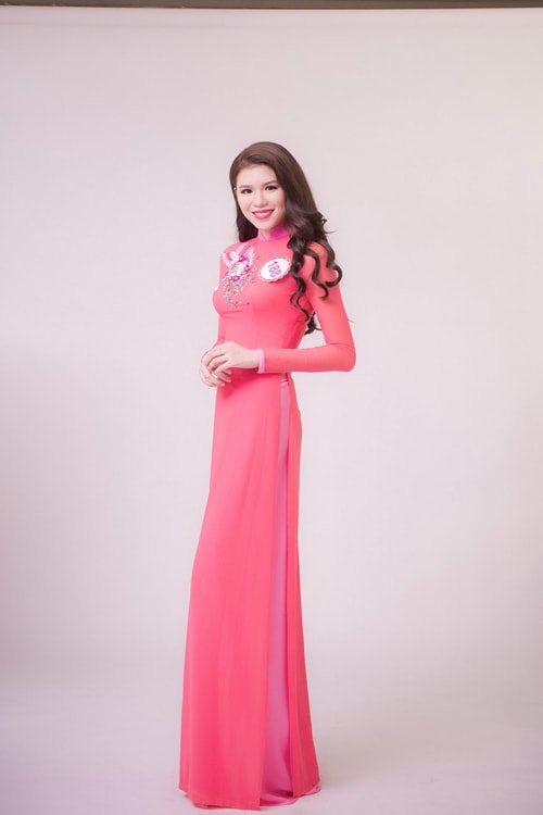 Nguyễn Cát Nhiên nổi bật với chiều cao 1m75. Cô gái sinh năm 1995 từng du học ở Anh quốc và là một trong những nhan sắc được yêu thích tại Miss du học sinh Việt 2015.