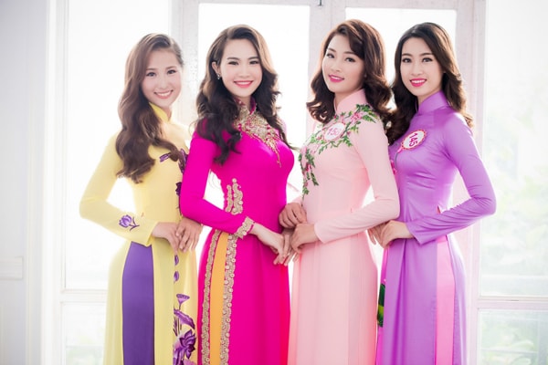 Trong trang phục áo dài truyền thống, các thí sinh khoe vẻ duyên dáng.
