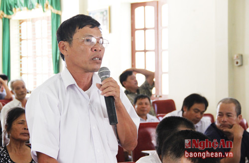 Ông Phan Đăng Linh cử tri thôn 2/9 kiến nghị cầm sớm đề đầu tư đường nội đồng, tạo điều kiện cho người dân đi lại sản xuất.