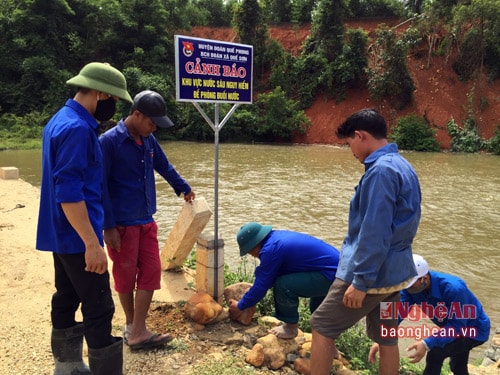 Đoàn xã Quế Sơn cắm biển cảnh báo khu vực nước sâu nguy hiểm.