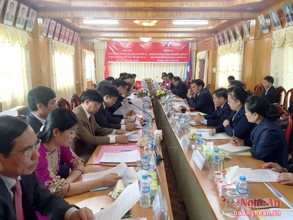 Toàn cảnh buổi tọa đàm của lãnh đạo hai tỉnh Nghệ An và Xiêng Khoảng.