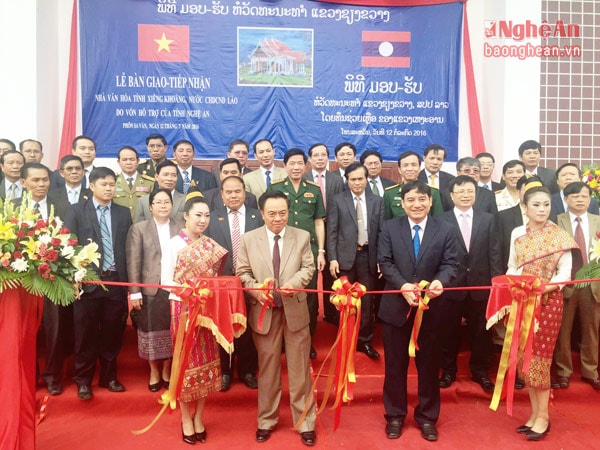 Đồng chí Nguyễn Đắc Vinh cùng lãnh đạo cấp cao Xiêng Khoảng