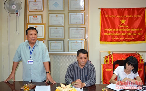 Đồng chí Hồ Quang Thành- Giám đốc Sở TT&TT báo cáo kết quả thực hiện công tác CCHC của đơn vị.