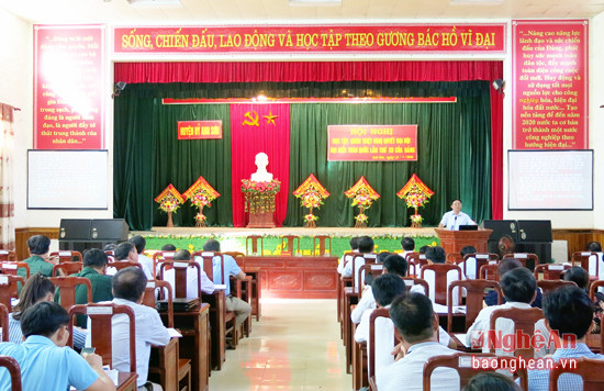 Toàn cảnh hội nghị tại quán triệt Nghị quyết Đại hội XII của Đảng tại Anh Sơn.