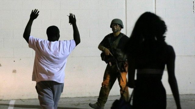 Cảnh sát và người da màu - mâu thuẫn muôn thưở tại nước Mỹ.  Ảnh: CNN