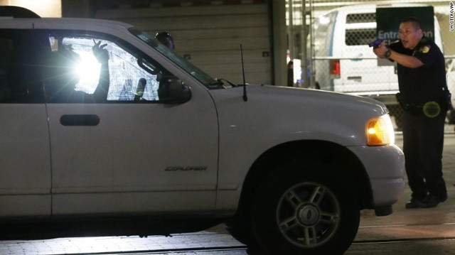 Cảnh sát dừng một chiếc xe hơi ở ngoại ô Dallas sau vụ bắn tỉa hôm 8/7. Ảnh: NBC news