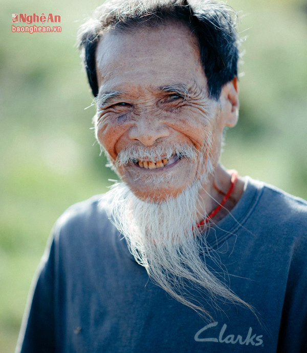 Ông là Nguyễn Văn Dần, sinh năm 1938, ông vốn là người Diễn Ngọc (Diễn Châu) nhưng vì cuộc sống mưu sinh nên đã về đây bám trụ cùng nghề chài lưới trên sông Cửa Tiền.