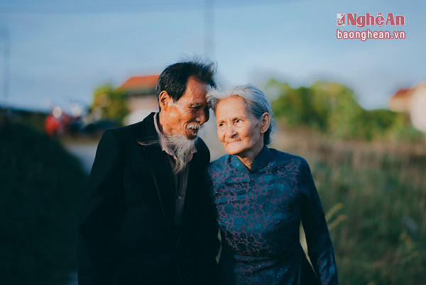 Đã bên nhau hơn 50 năm, cùng trải qua nhiều sóng gió, cặp vợ chồng già ông bà Dần vẫn luôn hạnh phúc và ngọt ngào như thuở ban đầu. 