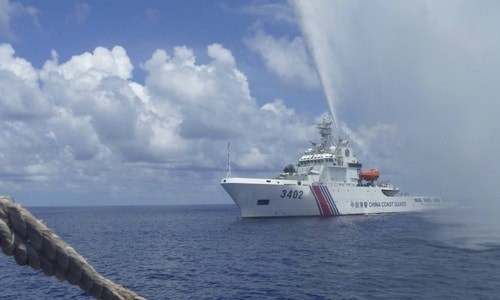 Tàu tuần duyên Trung Quốc tiếp cận ngư dân Philippines gần bãi cạn Scarborough ở Biển Đông tháng 8/2015. Ảnh: AP