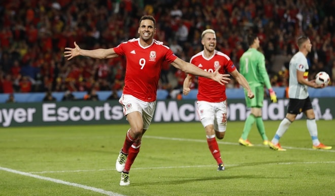Hal Robson-Kanu (Xứ Wales) Tuổi: 27 Trước Euro 2016: Chỉ ghi 3 bàn tại giải Hạng nhất Anh và bị Reading sa thải Robson-Kanu gần như là một tiền đạo vô danh khi đến nước Pháp mùa hè này. Nhưng tất cả đã thay đổi sau cú “vặn người kiểu Cruyff” đẹp mắt giúp Robson-Kanu ghi bàn vào lưới đội tuyển Bỉ. Trước đó, anh chính là người lập công ấn định chiến thắng 2-1 cho Xứ Wales trước Slovakia ở ngày ra quân. Màn trình diễn trên đất Pháp khiến Kanu từ một gã thất nghiệp trở thành món hàng được các CLB Anh săn đón, trong đó có ĐKVĐ Ngoại hạng Anh Leicester City.