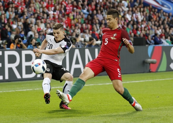 Raphael Guerreiro (Bồ Đào Nha) Tuổi: 22 Trước Euro 2016: Khoác áo Lorient, xếp thứ 15 tại Ligue 1 Chỉ có được suất đá chính nhờ chấn thương của Fabio Coentrao, nhưng Guerreiro đã chơi xuất sắc tại Euro 2016. Sự năng nổ của hậu vệ cánh trái này được được đền đáp bằng đường kiến tạo giúp Ronaldo ghi bàn vào lưới Xứ Wales, góp phần đưa Bồ Đào Nha vào trận chung kết. Sau giải này, anh sẽ phát triển sự nghiệp của mình tại CLB Borussia Dortmund.