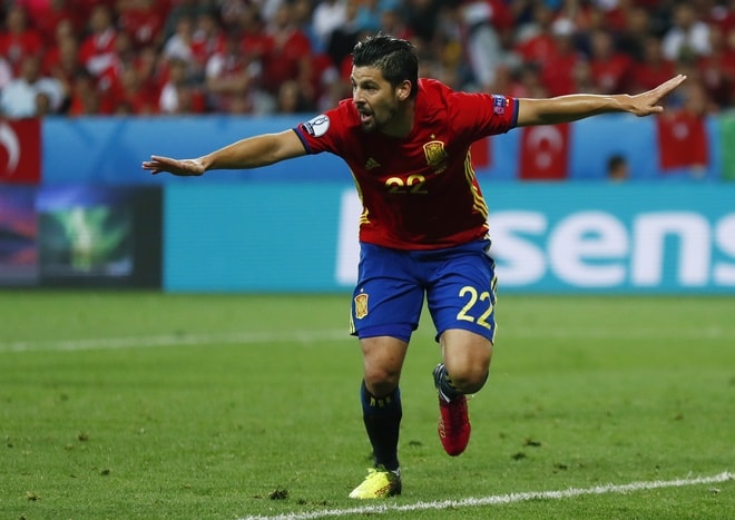 Nolito (Tây Ban Nha) Tuổi: 29 Trước Euro 2016: Trải qua mùa giải thành công với Celta Vigo, nhưng chưa bao giờ được tham dự Champions League Vượt qua nhiều cái tên cạnh tranh để góp mặt trong đội hình tuyển Tây Ban Nha, Nolito đã đền đáp niềm tin mà HLV Del Bosque dành cho anh bằng lối chơi thuyết phục trong chiến thắng 3-0 trước Thổ Nhĩ Kỳ. Việc chưa thể góp mặt ở sân chơi châu lục cấp CLB là điều mất mát lớn đối với anh và Manchester City đã ngay lập tức nhận ra điều này bằng cách đưa cầu thủ từng khoác áo đội B Barcelona về sân Etihad.