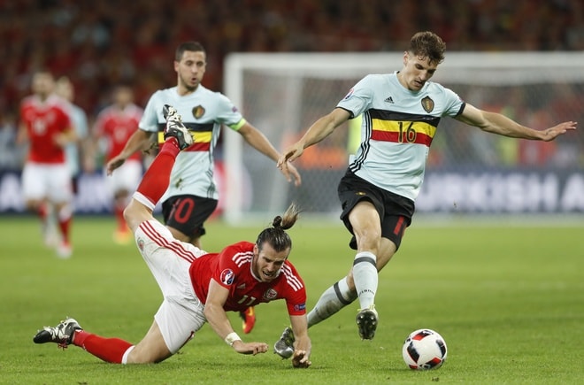 Thomas Meunier (Bỉ) Tuổi: 24 Trước Euro 2016: Vô địch giải hạng nhất Bỉ với Club Brugge Sau thất bại dưới tay Italy ở ngày ra quân, Meunier nhanh chóng xốc lại tinh thần trước CH Ireland và có pha kiến tạo giúp Axel Witsel nâng tỉ số lên 2-0. Hậu vệ phải này tiếp tục tỏa sáng trước Thụy Điển và Hungary, những kết quả giúp anh lọt vào mắt xanh của nhà tuyển trạch CLB Paris Saint Germain.